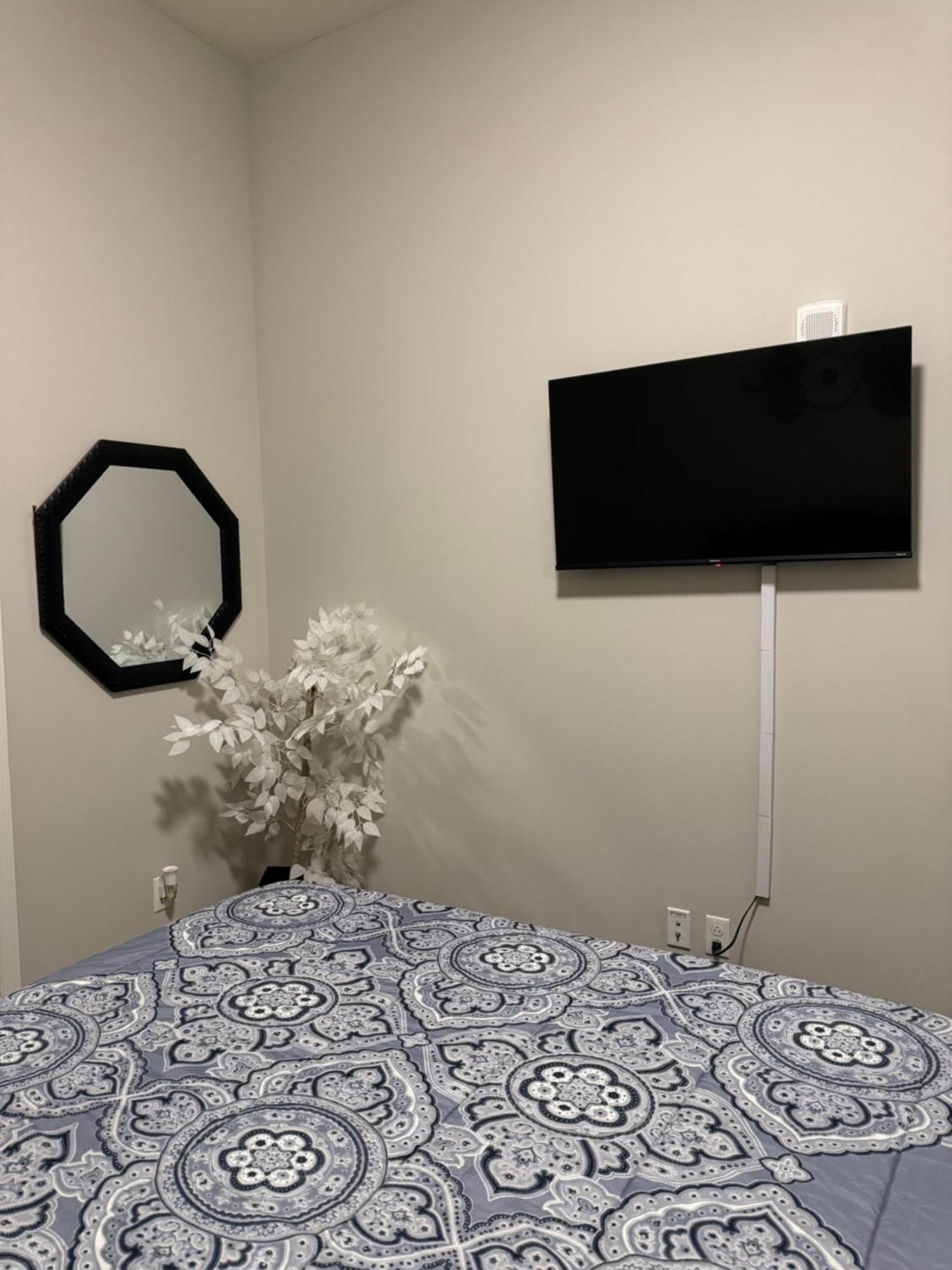 Beautiful Condo/Rooftop Patio With Free Parking Кливланд Екстериор снимка